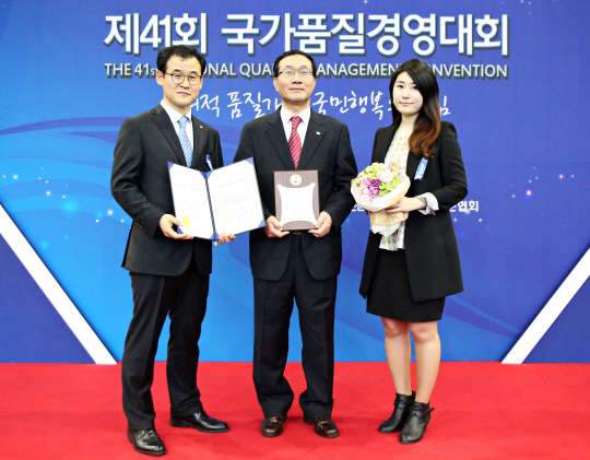 한전KDN은 국가기술표준원이 주최하고 한국표준협회가 주관하는 '2015 품질경쟁력우수기업'에 5년 연속 선정됐다고 19일 밝혔다. 사진은 신수행 한전KDN 품질경영팀장(왼쪽 첫번째)과 문홍량 한전KDN 경영기획단장(두번째) 등이 기념촬영을 하고 있는 모습.  한전KDN 제공